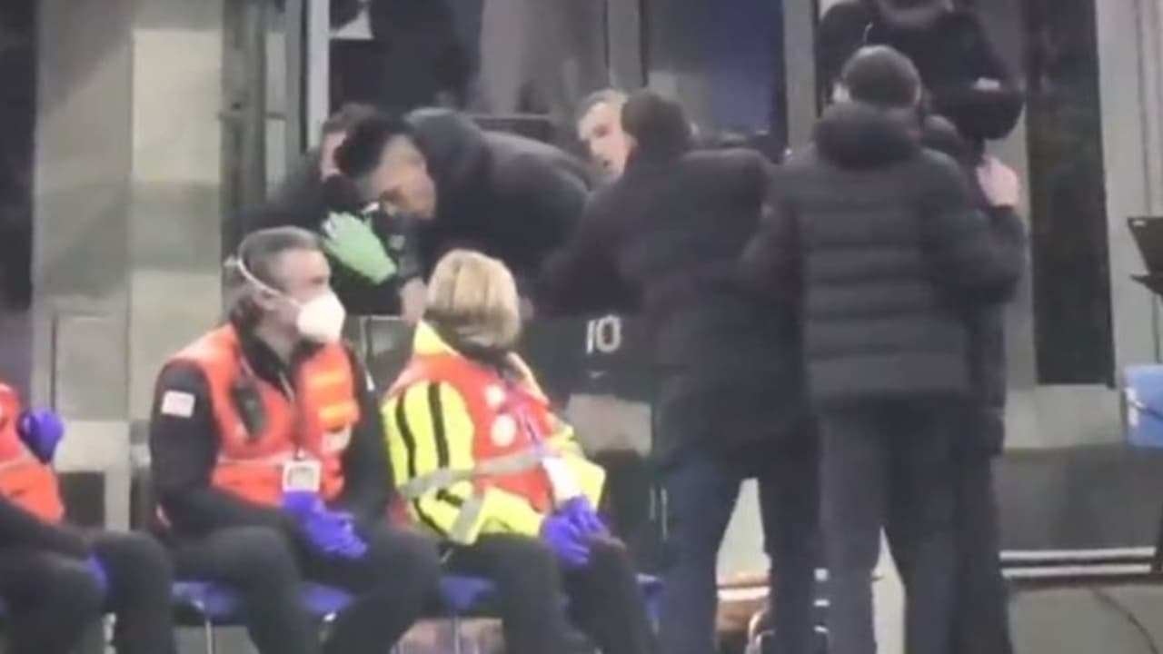 Lautaro Martínez escupe a un rival en el derbi de Milán