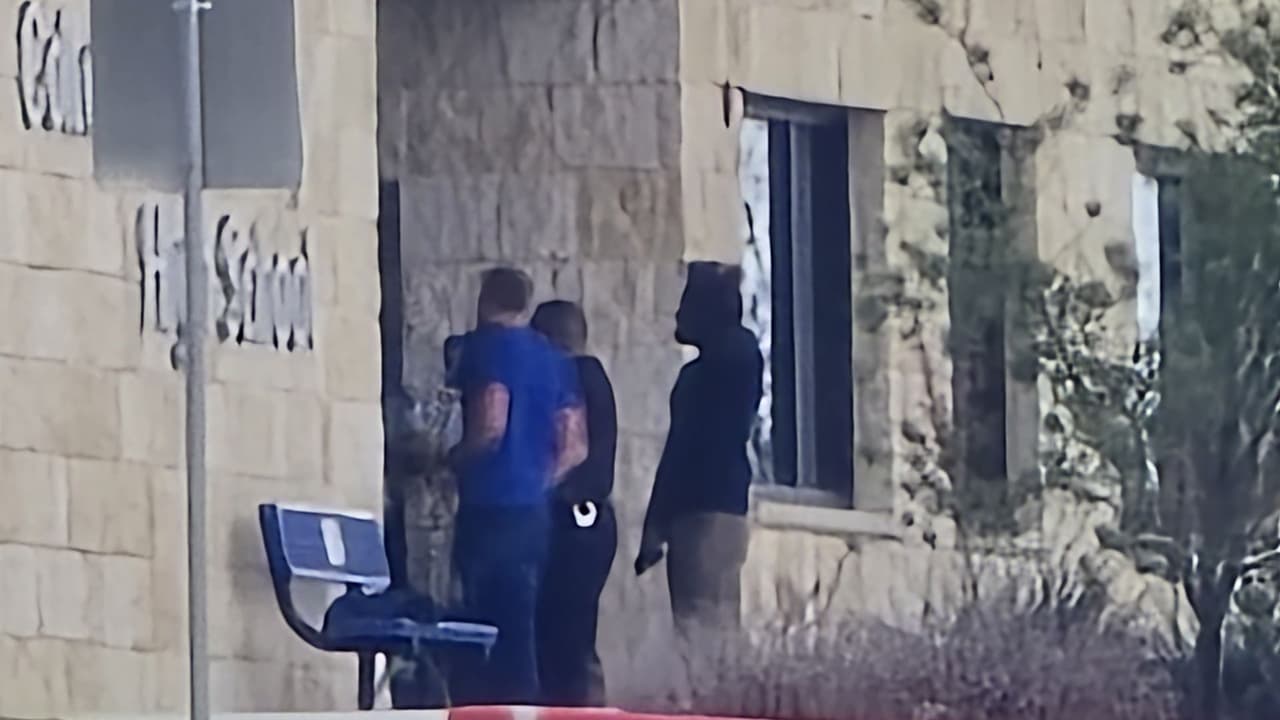 Autoridades investigan el tiroteo ocurrido en una preparatoria en Bulverde, donde una maestra resultó herida y un estudiante murió.