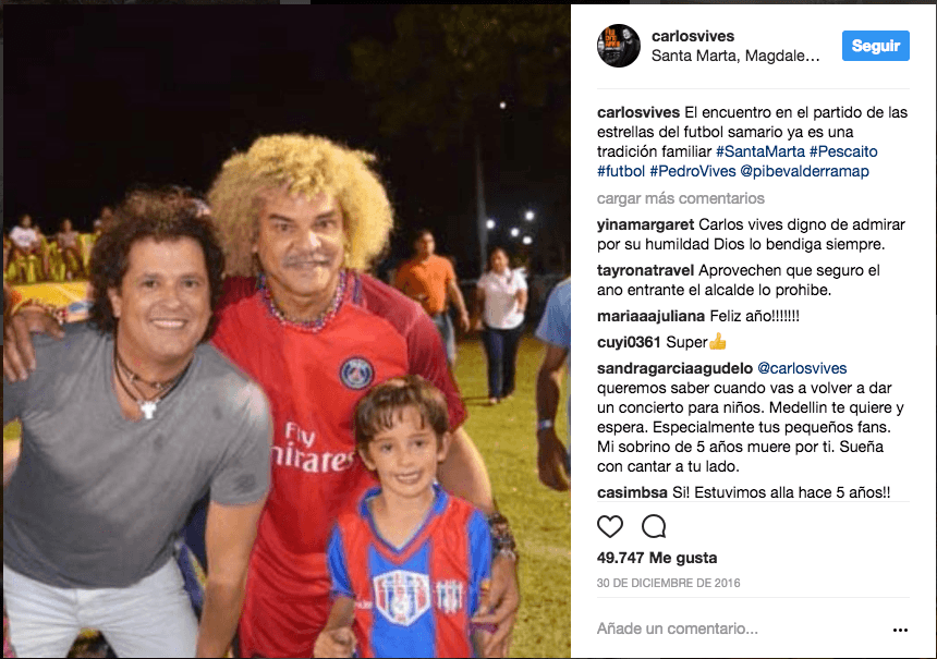 Con el ídolo del futbol colombiano, Carlos El pibe Valderrama, y su hijo Pedro Vives, en un partido benéfico.