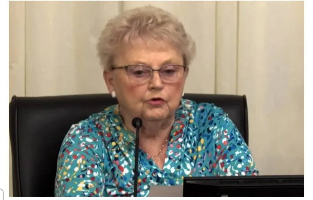 Anita LeBrau comparece ante la Legislatura
