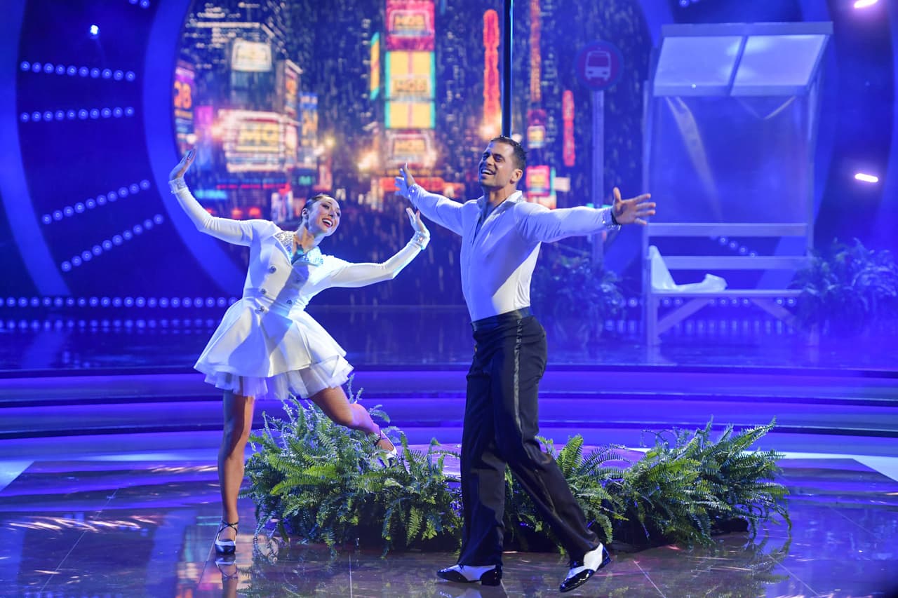 Una vez más les tocó bailar en segunda ronda. Ahora
<a href="https://www.univision.com/shows/mira-quien-baila/pedro-moreno-demuestra-que-hasta-debajo-de-la-lluvia-es-un-experimentado-bailarin-video" target="_blank">Pedro ejecutó la coreografía de 'Singing in the rain' con Jayme</a>.