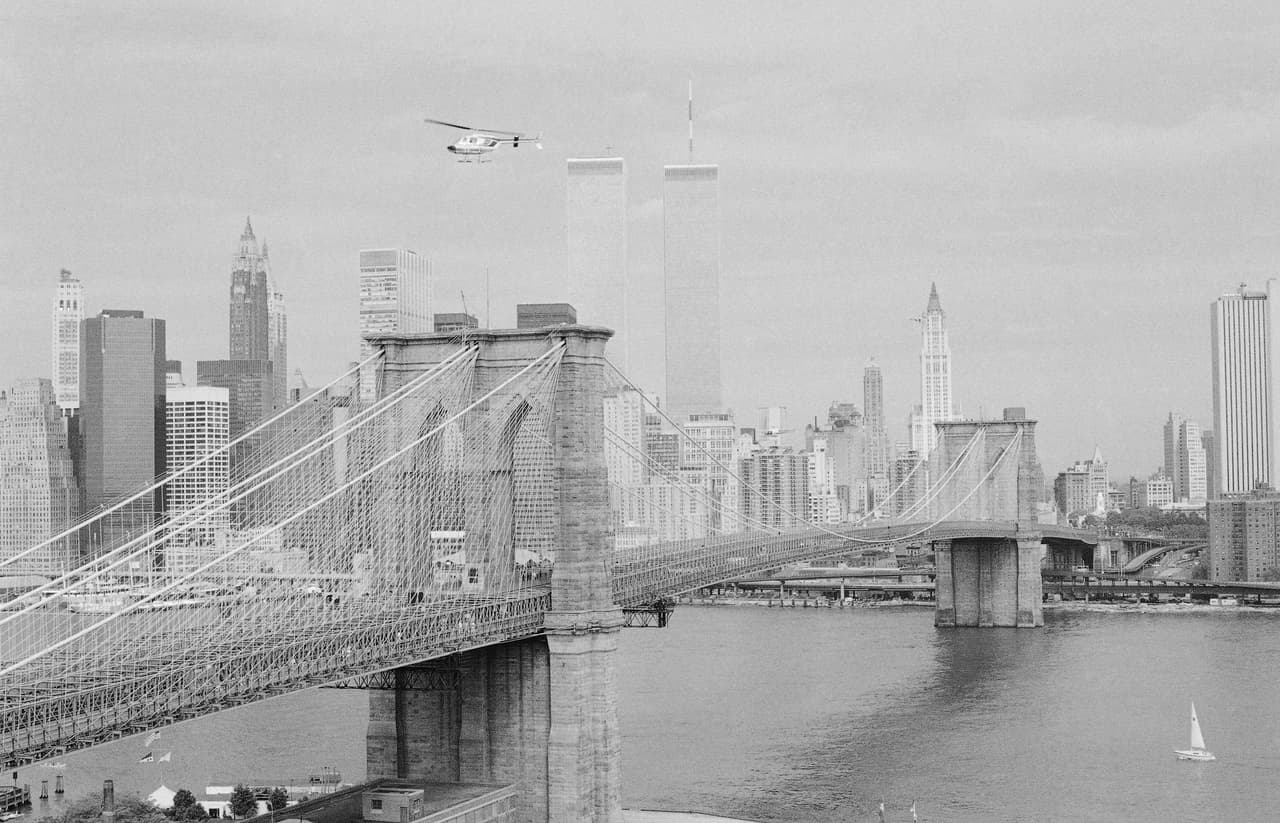 El puente de Brooklyn el día que cumplió 100 años, el 24 de mayo de 1983. Al fondo las torres gemelas del World Trade Center, que en ese momento tenían 10 años de construidas.
