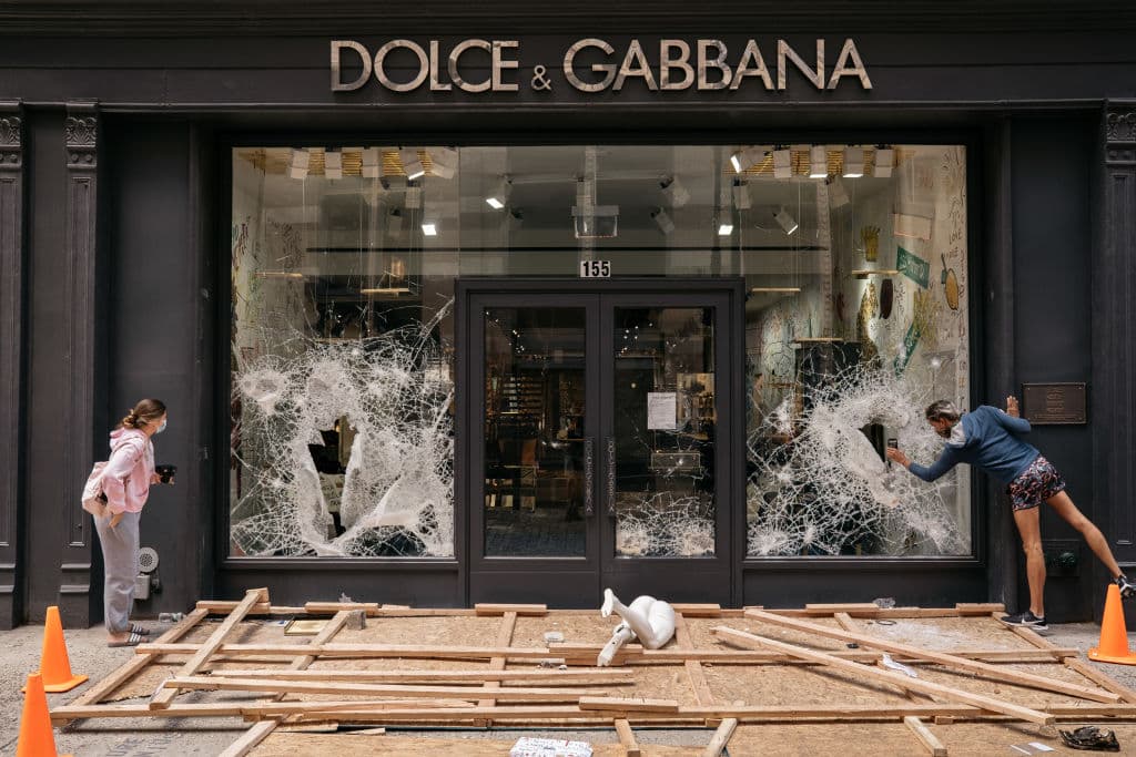 Equipos de limpieza trabajan en una tienda de Dolce & Gabbana saqueada en el bajo Manhattan en la noche del domingo 31 de mayo del 2020.