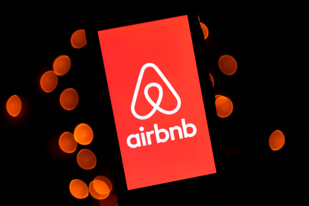Sancionan a anfitriones de Airbnb en Texas por violar políticas de organizar fiestas