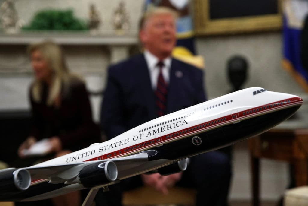 Sin embargo, la Fuerza Aérea señaló que el esquema de pintura de Trump no se está considerando porque podría generar ingeniería, tiempo y costos adicionales, según un funcionario de la administración que habló bajo condición de anonimato con la agencia AP para discutir el programa.