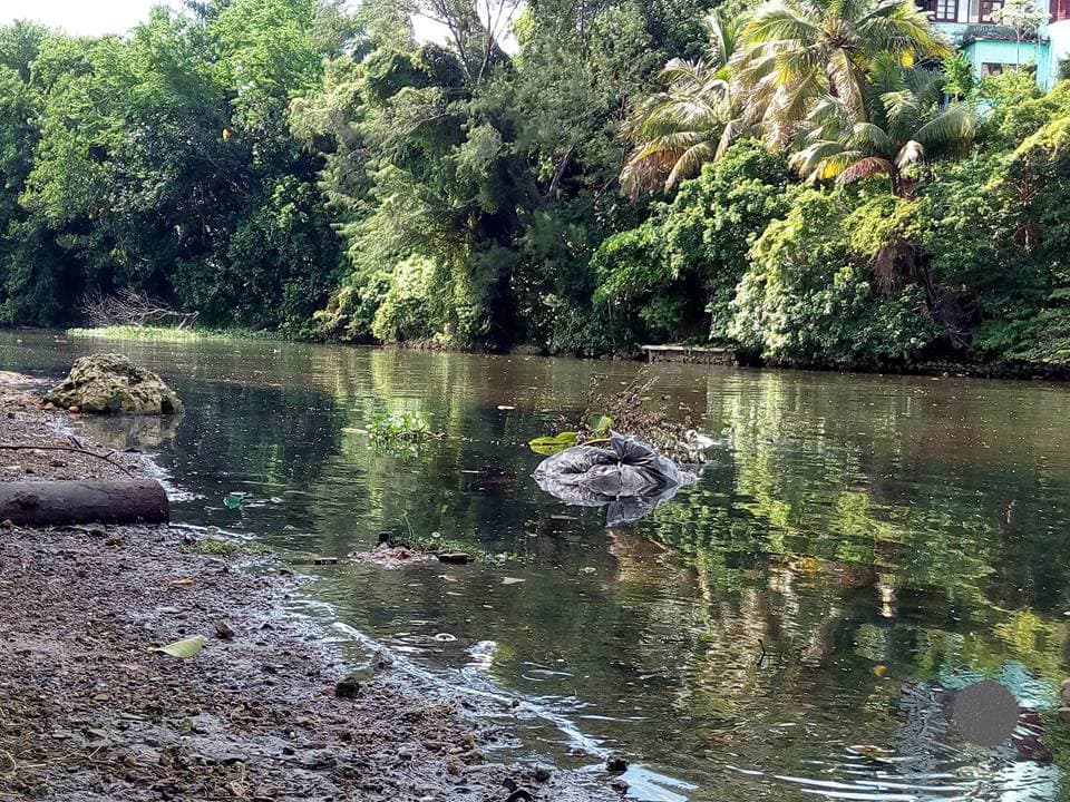 Cuando llueve, las crecidas del contaminado río Almendares llenan las casas del barrio de lodo.