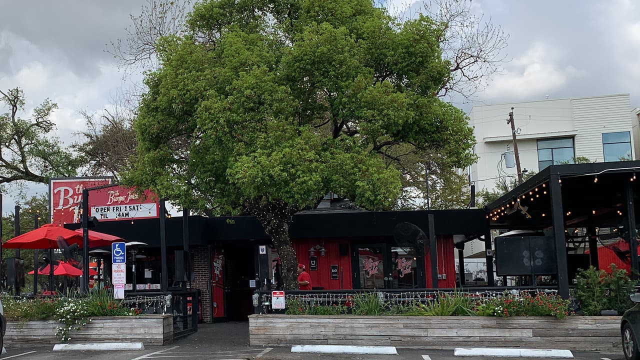 Propietarios de restaurantes comentaron a Noticias 45 que tuvieron que reducir drasticamente el número de empleados de manera temporal a raiz de esta medida.