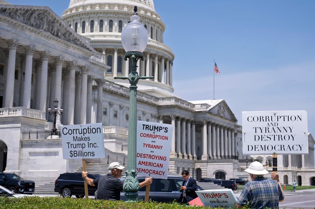Activistas soportan altas temperaturas para protestar contra la corrupción y el presidente Donald Trump en el Capitolio de Washington, el martes 30 de junio de 2026. (Foto AP/J. Scott Applewhite)