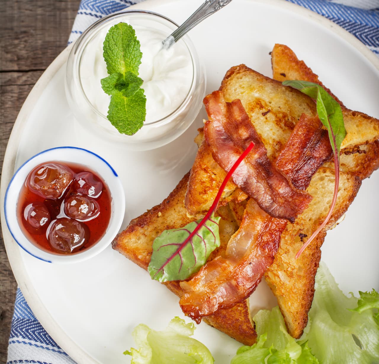 El tocino es otra forma de tener una tostadda salada, no te excedas para evitar una ingesta exagerada de calorías.