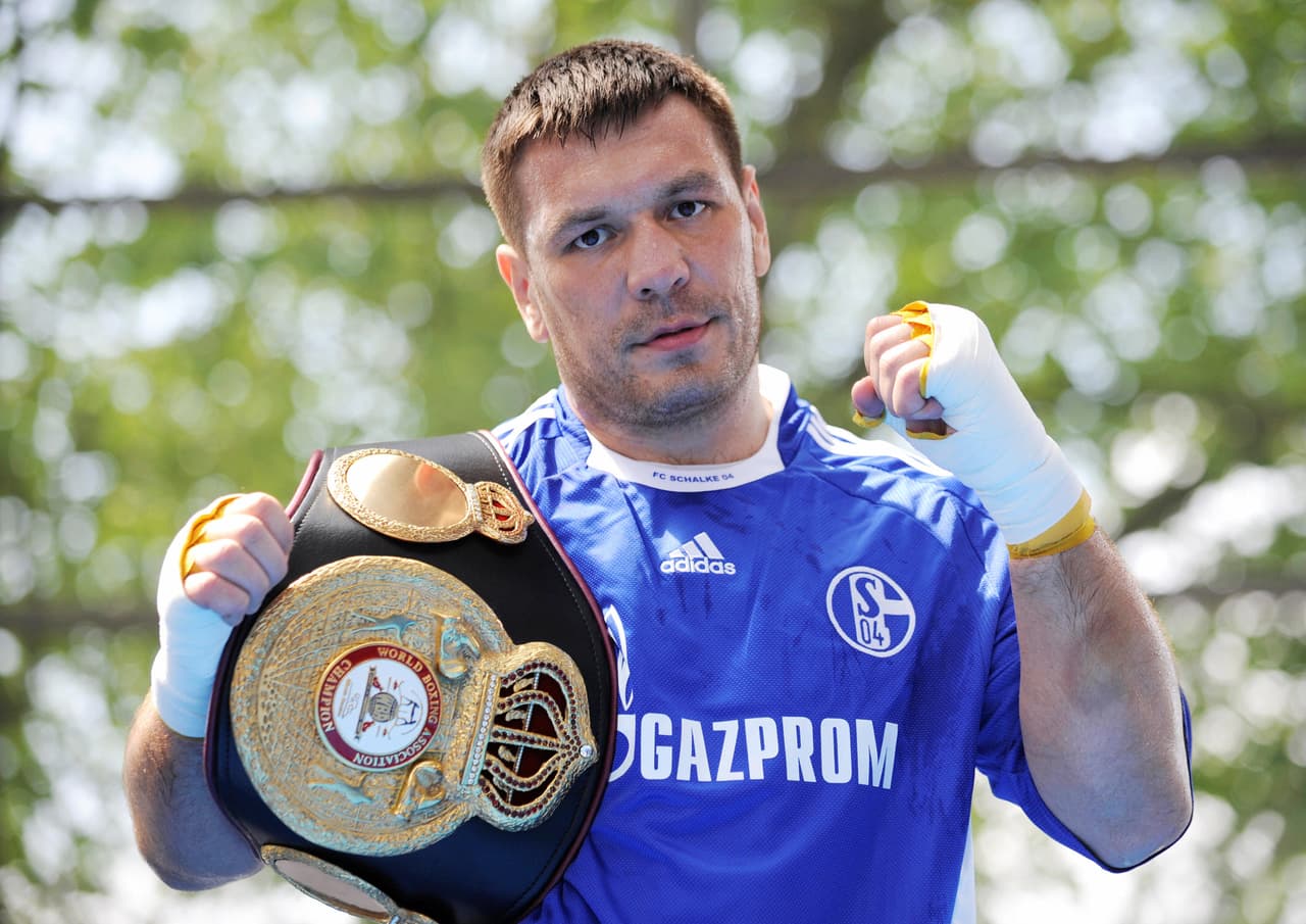 Ruslan Chagaev retuvo título pesado ante Pianeta