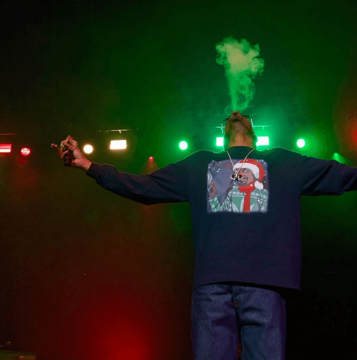 Snoop Dog también promocionó su línea de suéteres 'feos'