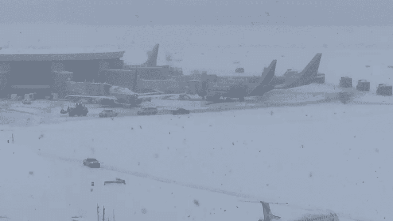 <h2 class="cms-H2-H2">Cientos de vuelos cancelados</h2>
<br>
<br>Según la plataforma de seguimiento FlightAware.com, más de 800 vuelos fueron cancelados o retrasados desde y hacia el Aeropuerto Nacional Reagan y el Aeropuerto Internacional Dulles, cerca de Washington, D.C., donde cayeron varios centímetros de nieve y se prevé que caiga más, ya que se certificará la victoria del presidente electo Donald Trump.
<br>