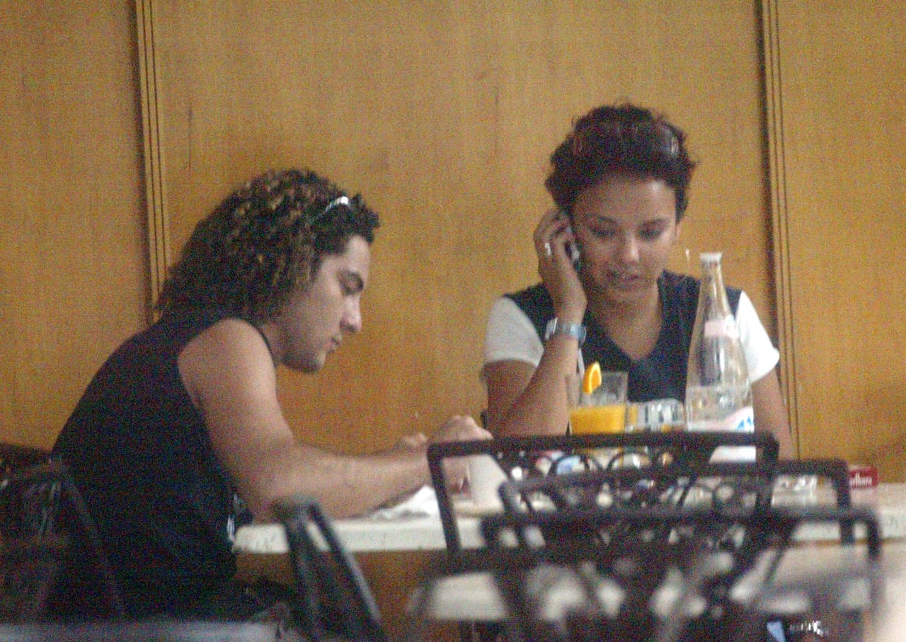 Cuando el español David Bisbal almuerza con la argentina Chenoa, prueba deliciosos platillos del sur de América, como los choripanes, el locro y la humita.