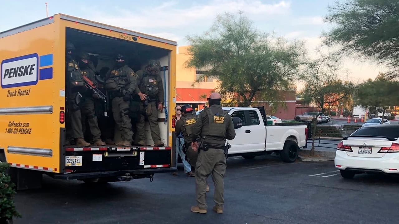 Un camión de mudanza fue utilizado por los agentes federales durante el operativo.