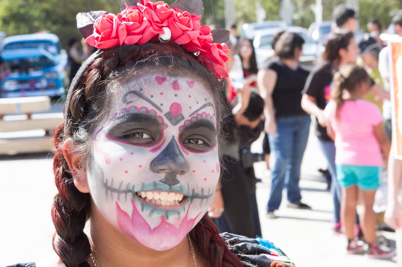 Altares, música, piñatas, papel picado, exhibición de autos antiguos, calaveras, pan de muerto y caritas y manitas pintadas hicieron parte del evento del 'Día de los Muertos' organizado en el Centro Cultural Mexico-Americano de Austin.