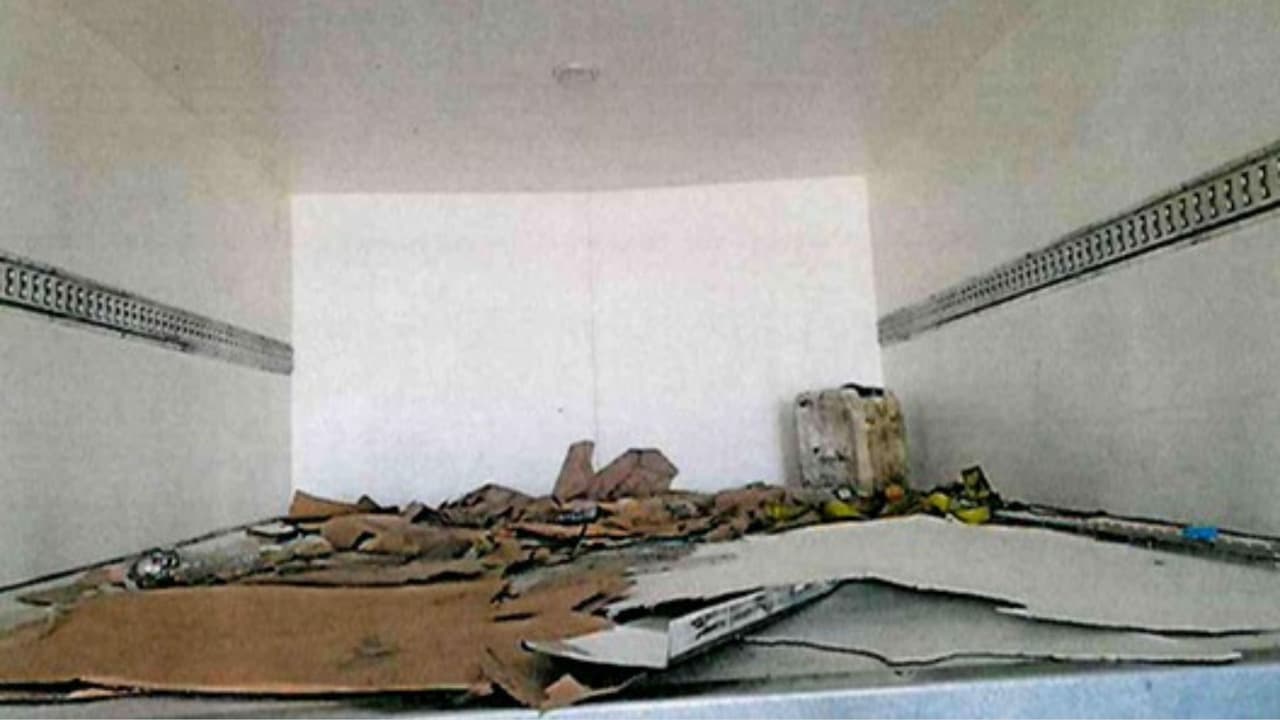 Dos traficantes de personas fueron sentenciados a 18 y 16 años de prisión, respectivamente, por traficar a un grupo de inmigrantes por la frontera de Chihuahua y Texas.
<br>
<br>Los sospechosos fueron identificados como Ismael H y Juan R, quienes fueron arrestados por elementos de la Guardia Nacional mexicana.