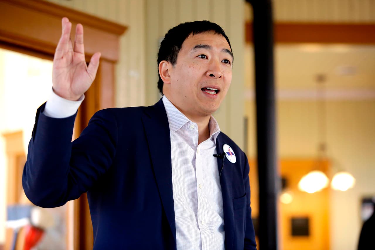 <b>Andrew Yang, </b>empresario de Nueva York. Es el creador de
<i>Venture for America,</i> un programa de becas que tiene como objetivo conectar a los recién graduados con nuevas empresas. Uno de sus planes es que todos los estadounidenses tengan un ingreso básico universal de 1,000 dólares por mes para abordar la desigualdad económica.
