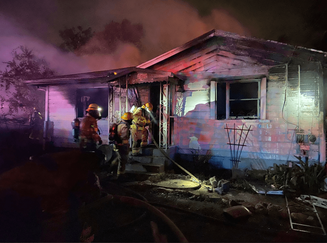 No tenían un teléfono para llamar al 911 y perdieron su casa en un incendio