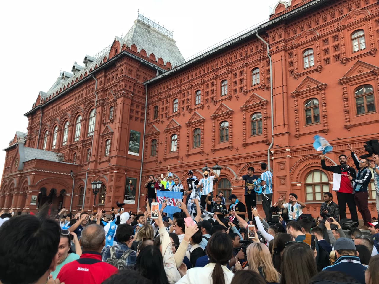 Especialistas en apasionamiento futbolero, los argentinos armaron una gran fiesta en la víspera de su debut mundialista contra la selección islandesa.