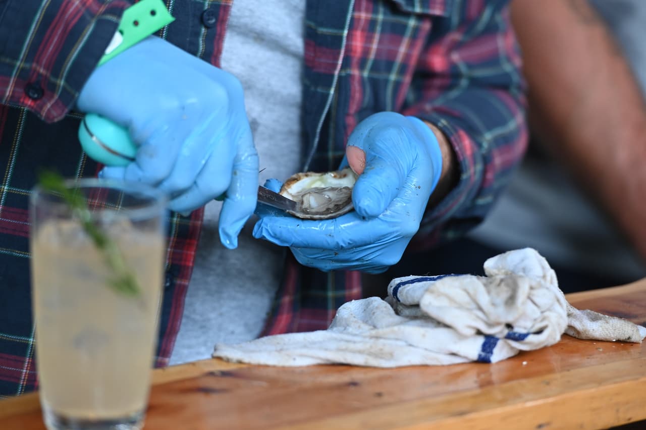 Otra persona murió por la misma bacteria, tras comer ostras de Luisiana, pero en Pensacola.
<br>