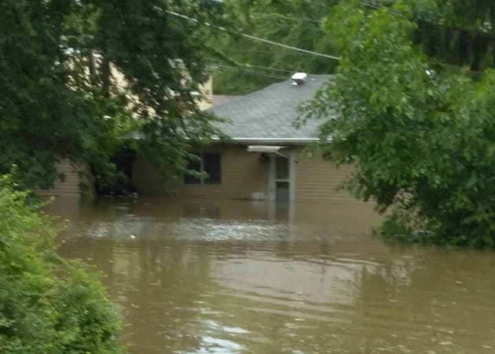 Prepara un plan familiar en caso de contingencia, así como un directorio telefónico con los números de tus familiares y de los servicios de emergencia y dalo a conocer a tus seres queridos.