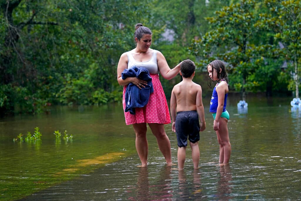 Claudette tiene vientos máximos sostenidos de unas 40 mph (65 kmh), con ráfagas más fuertes y se espera que este mismo sábado se debilite a una depresión tropical aunque para primeras horas del lunes el pronóstico indica que se fortalecerá nuevamente a tormenta tropical mientras impacta a las Carolinas y sale al mar.
