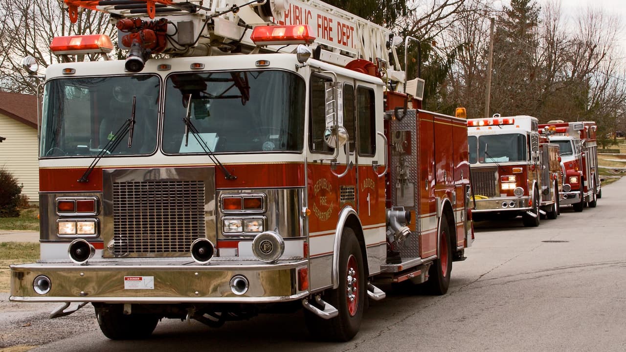Mujer sufre fractura al saltar desde un tercer piso para escapar de incendio en Elizabeth