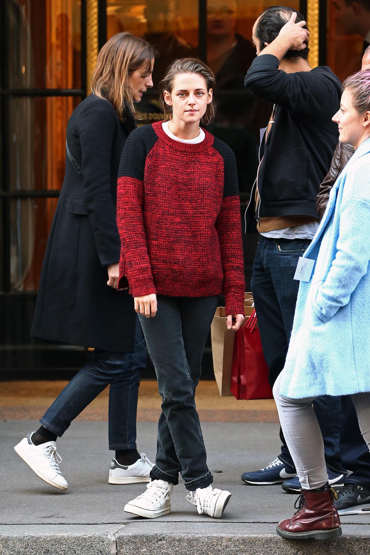 Aquí la vemos con un lindo suéter rojo para el frío de Manhattan.