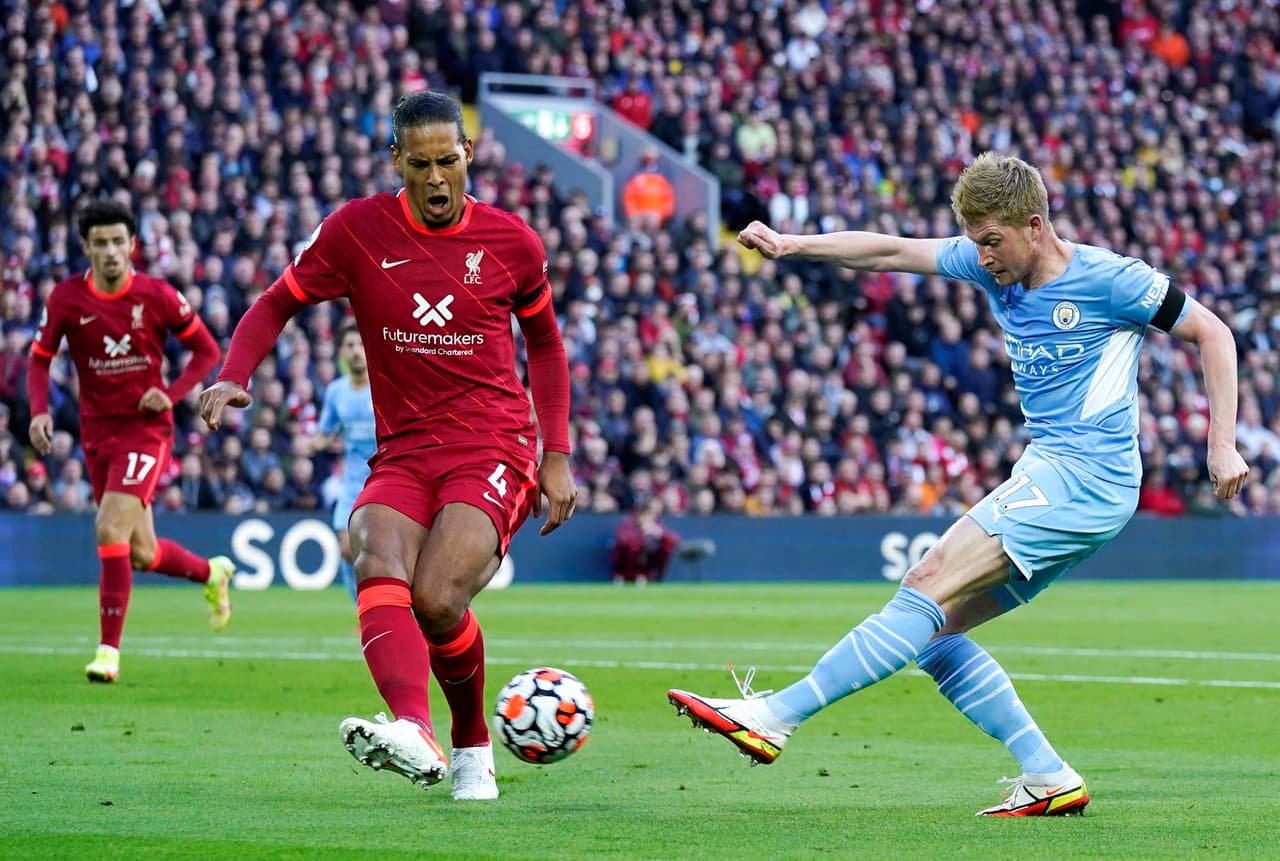 Termina la Jornada 7 de la Premier League con empate entre Liverpool y Manchester City 2-2 tras un intenso partido. Sadio Mané abrió el marcador al 59’, pero Phil Foden ya empataba el juego, sin embargo Mohamed Salah le daba la victoria parcial a los ‘Reds’ y, al 81’, Kevin de Bruine hace el del empate.