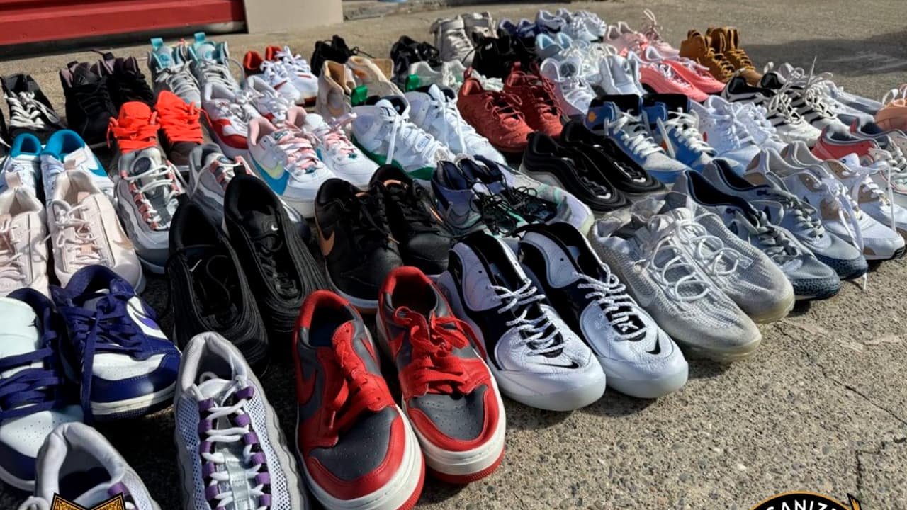 En el lugar localizaron más de
<b>$20,000 dólares en artículos robados</b> de algunos comercios como Nike y Marshalls en el área de Arden. La bodega estaba a nombre de un recluso bajo custodia.