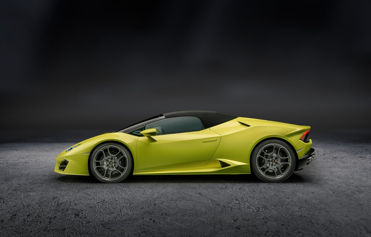 El
<b>chasis</b> del Lamborghini Huracán RWD Spyder se compone de una
<b>aleación de aluminio y fibra de carbono</b>. El
<b>techo es blando</b>, a diferencia de los modelos anteriores. El mismo
<b>se abre o cierra en 17 segundos</b> a una velocidad de circulación de hasta 30 millas por hora.