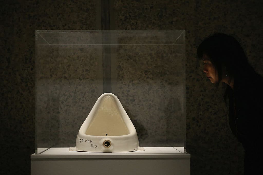 <b>La</b>
<b>Fuente - Marcel Duchamp</b>
<br>En más de una ocasión se ha puesto en duda si esta obra es arte. Aun cuando la pieza original se perdió, hubo una réplica original que sufrió daños graves dado que recibió fuertes golpes de martillo realizados por el francés Pierre Pinoncelli en 2006.