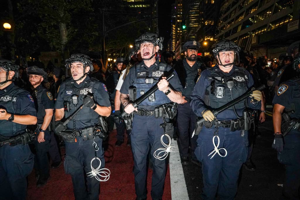 Oficiales del NYPD estimaron en 7,000 personas las asistentes al festejo en Bryant Park, muy cerca del Madison Square Garden.
