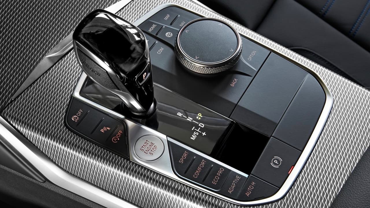 <b>Dile adios a los cambios manuales</b>: Todos las versiones del BMW Serie-3 a nivel global, contarán con una nueva versión de la
<b>transmisión automática</b> Sport Steptronic de BMW con
<b>8 velocidades</b>. BMW confirmó que no ofrecerá transmisiones manuales para ninguna versión, una medida que probablemente se haga permanente, aunque no descontamos que el próximo M3 pueda contar con una opción de cambios manuales, algo que BMW no quizo discutir.