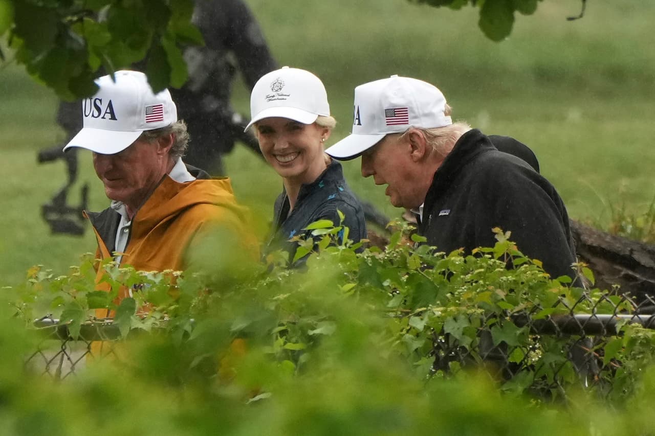 El presidente Donald Trump, a la derecha, la asesora de la Casa Blanca Natalie Harp y el secretario del Interior Doug Burgum caminan durante una visita al campo de golf de East Potomac Park, el domingo 28 de junio de 2026, en Washington