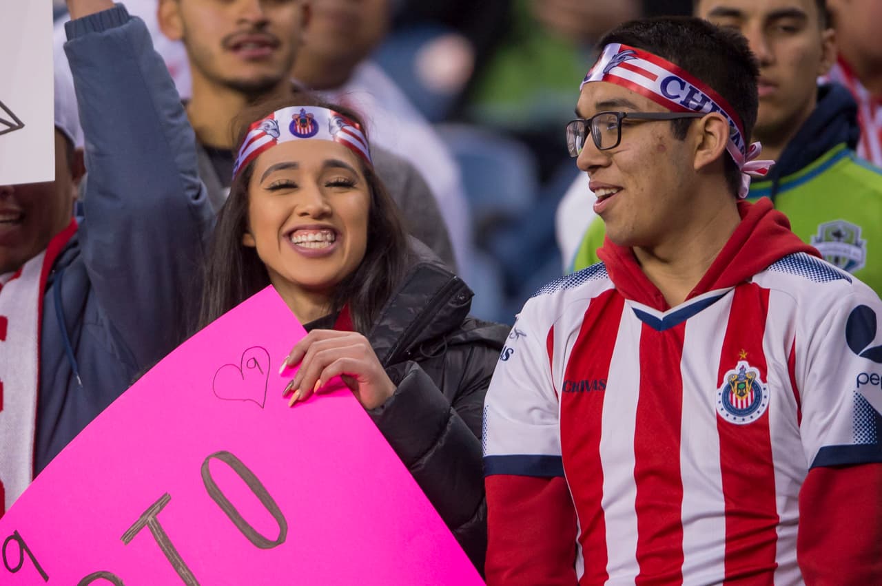 El CenturyLink Field de los Seattle Sounders tuvo una invasión de hinchas de Chivas de Guadalajara que se hicieron notar en el campo de su rival de turno en los cuartos de final en Concacaf.