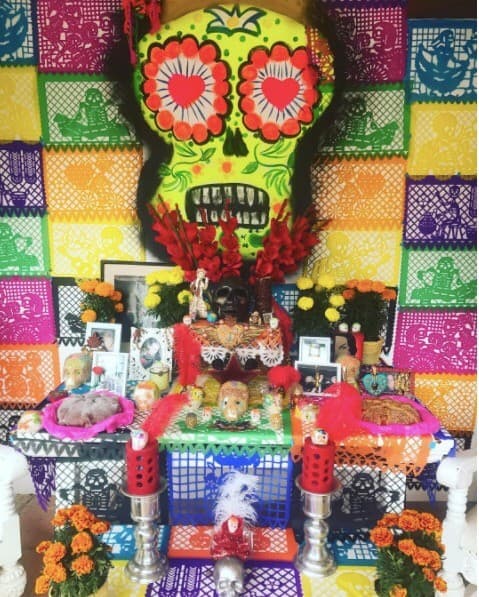 La cantante mexicana Alejandra Guzmán realizó esta colorida ofrenda: "A mis muertos", la compartió en su Instagram. Entre las imágenes se alcanza a ver una fotografía de María Felix y flor de cempasúchitl, que se tenía la idea de que era curativa y hoy sólo sirve para adornar los altares de muertos en México.