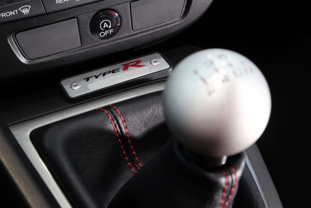La caja de cambios del Honda Civic Type R es manual de seis marchas, quienes la examinaron mencionaron recorridos cortos (algo aparentemente habitual en la marca), con un radiador de aceite especial para cuidar su vida útil, ya sea empleada en una calle o en una pista.