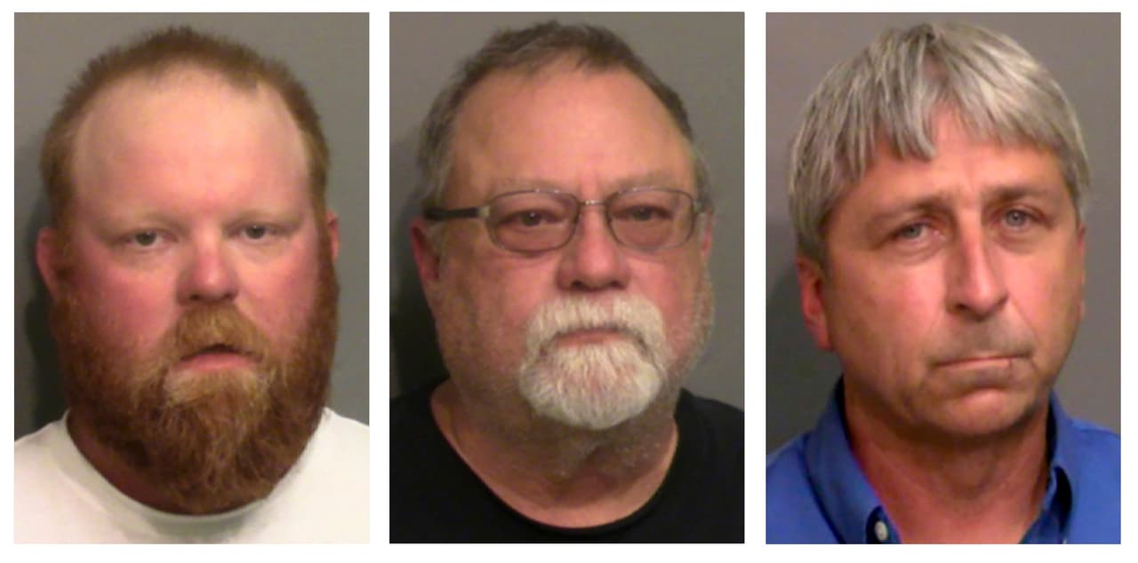 De izquierda a derecha a Travis McMichael, su padre Gregory McMichael y William 'Roddie' Bryan Jr. Enfrentan cargos por delitos de odio por la persecución y asesinato de Ahmaud Arbery, un joven negro que había salido a correr en su vecindario en Georgia.
