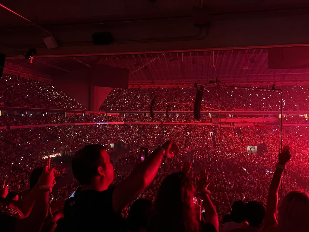 El evento finalizó cerca de las 11:45pm.