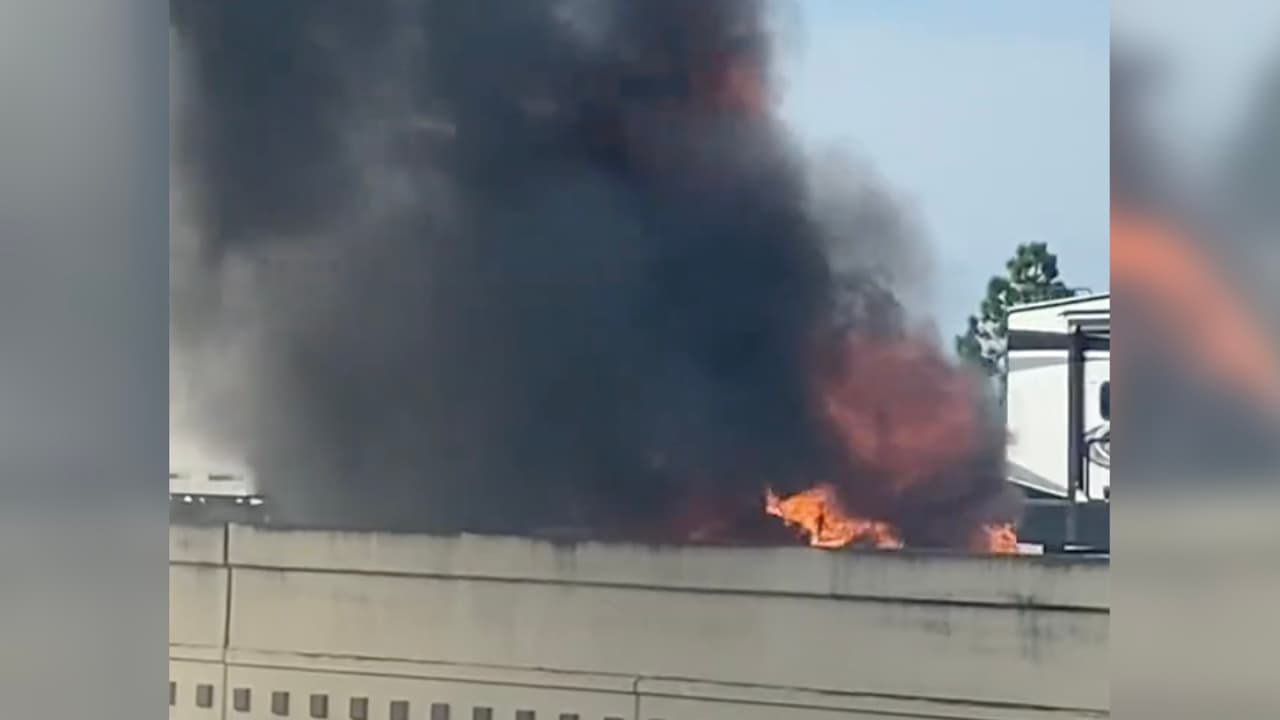 Fue el lunes 6 de diciembre cuando el compositor estadounidense circulaba a la altura de la salida de
<a href="https://www.univision.com/local/houston-kxln/muere-atropellad0-en-la-10-katy-freeway">Fry Road</a> cuando vio humo salir del cofre.