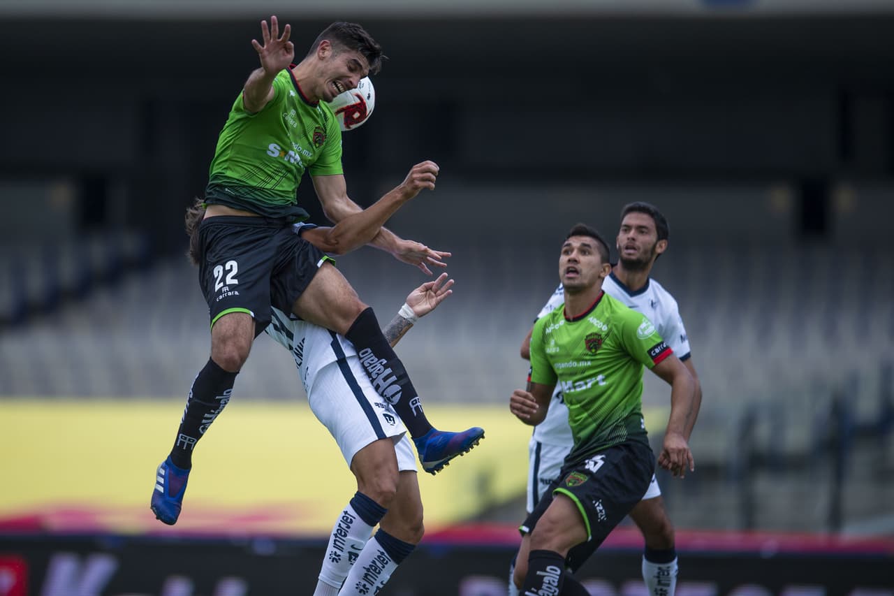 Bravos defiende de buena manera, pero la insistencia de Pumas comienza a ser cada vez más fuerte.