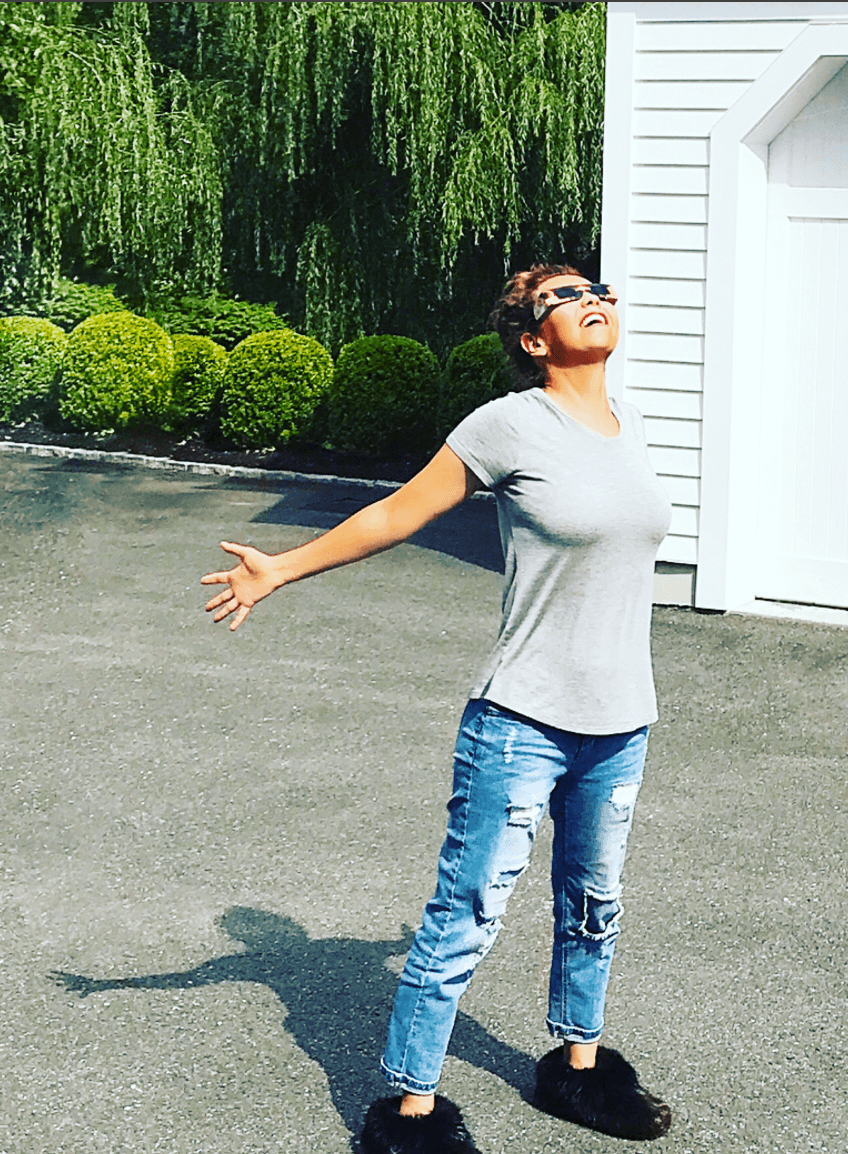 Thalía encontró en una de sus canciones ('Cerca de ti') una cita para describir el fenómeno: "Regresaste aquí mi amor no te vayas por favor, esperé por ti / Y lo haría otra vez por tenerte frente a mí / y saber que estaré hasta el fin...cerca de ti.