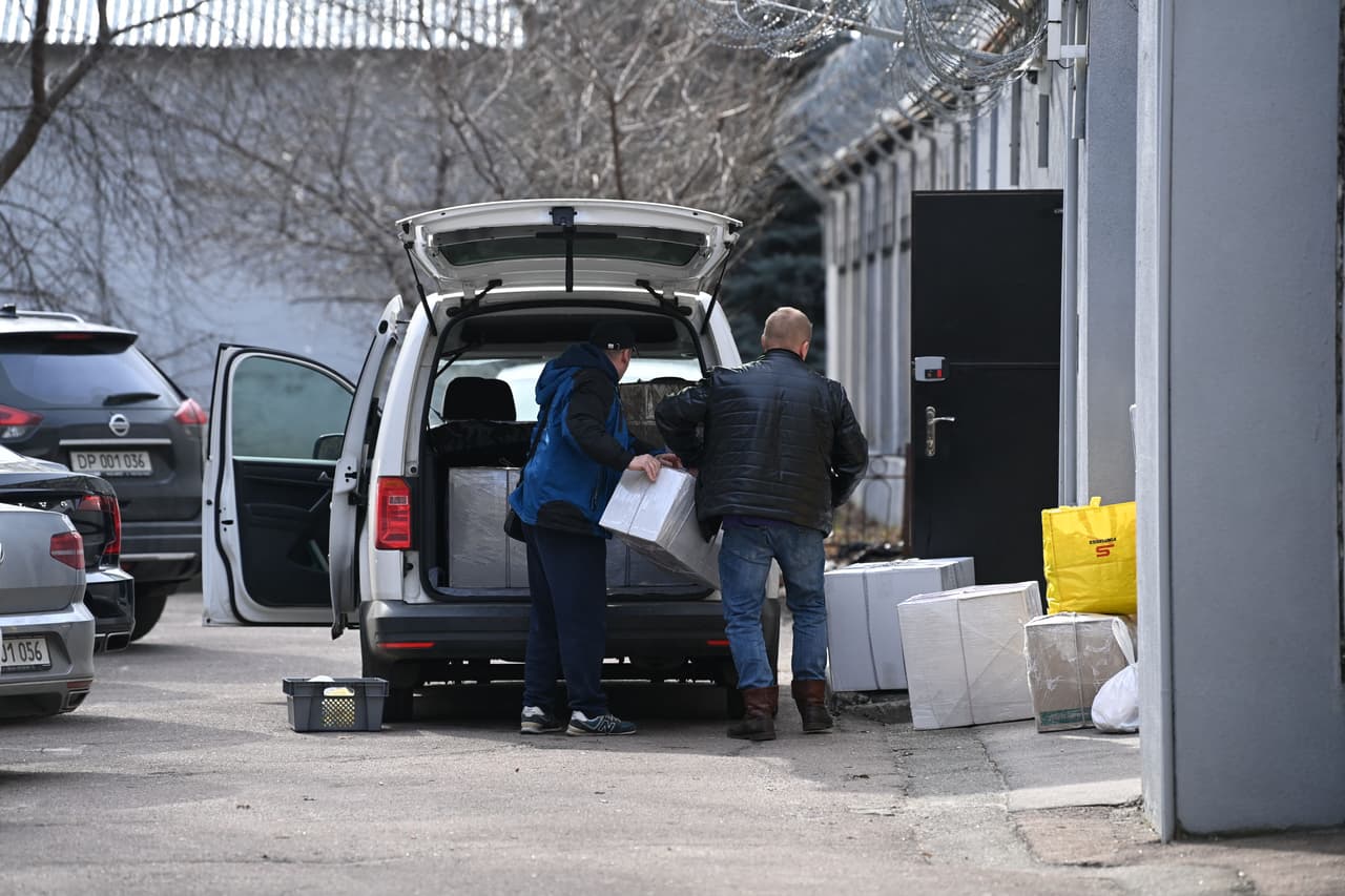 Trabajadores descargan material de un vehículo diplomático dentro del recinto de la Embajada de Rusia en Kiev, el 23 de febrero de 2022.