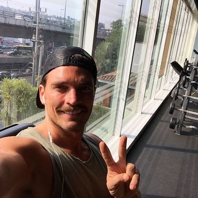 Dicha convivencia se realizará de 11 de la mañana a 5 de la tarde en el lugar que el actor elija, aunque la sentencia sí requiere que el pequeño vaya acompañado en todo momento por una de las cuidadoras que están con él a fin de que Matías Gregorio cuente con la
<b><a href="https://www.univision.com/entretenimiento/matias-esta-bien-el-bebe-de-julian-gil-y-marjorie-de-sousa-supera-un-mes-sin-emergencias-medicas">supervisión médica</a></b> necesaria debido a la condición médica que padece, por lo que requiere "alimentarse de una fórmula especial".