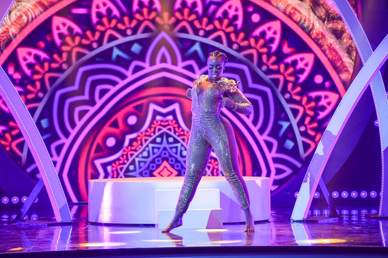 Mientras ella estaba en la pista con Juan Carlos Nicot, Dayanara, Casper y Yuri seguían el ritmo de la canción con su cuerpo.