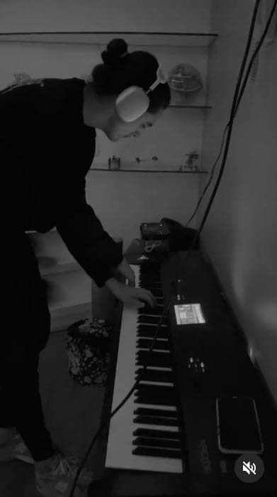 El ex de Mayrín Villanueva mencionó que Sebastián Poza toca el piano, batería, bajo y guitarra: "Lo que le des", agregó orgulloso.
<br>