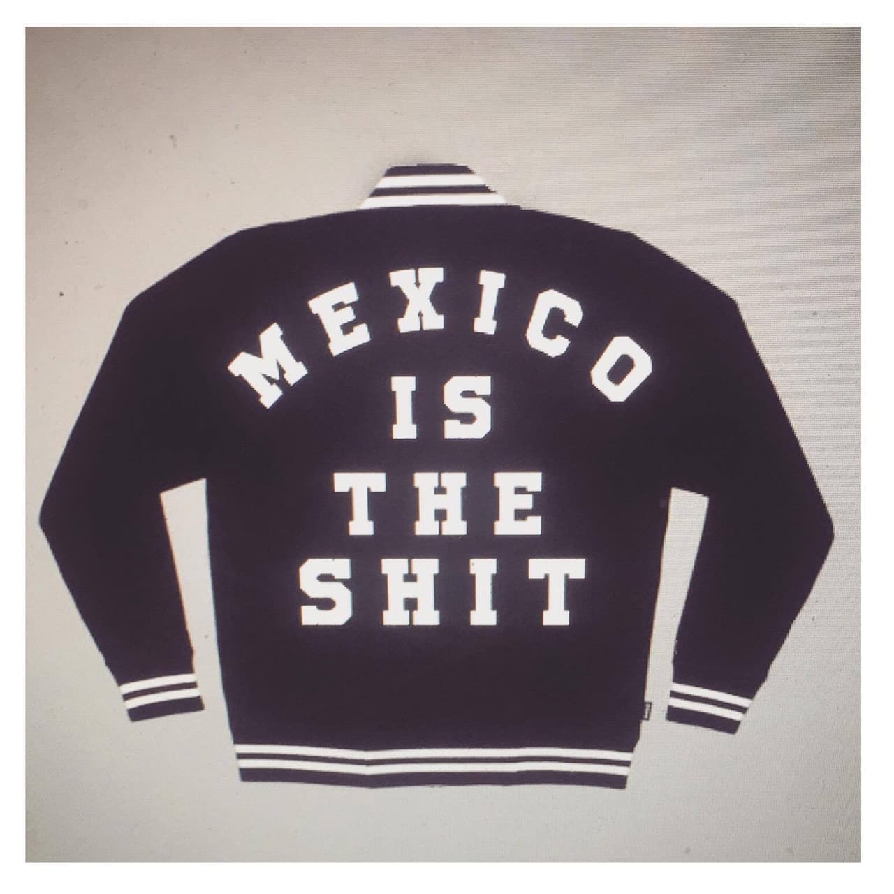 Chamarra "Mexico is the shit" creada para @mercadorama por @anuarlayon | @mexicoistheshit