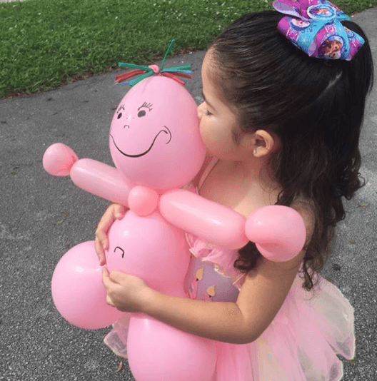 Giulietta practicó "hasta con globos" para cargar a su hermano, como la describió su mamá en Instagram.
