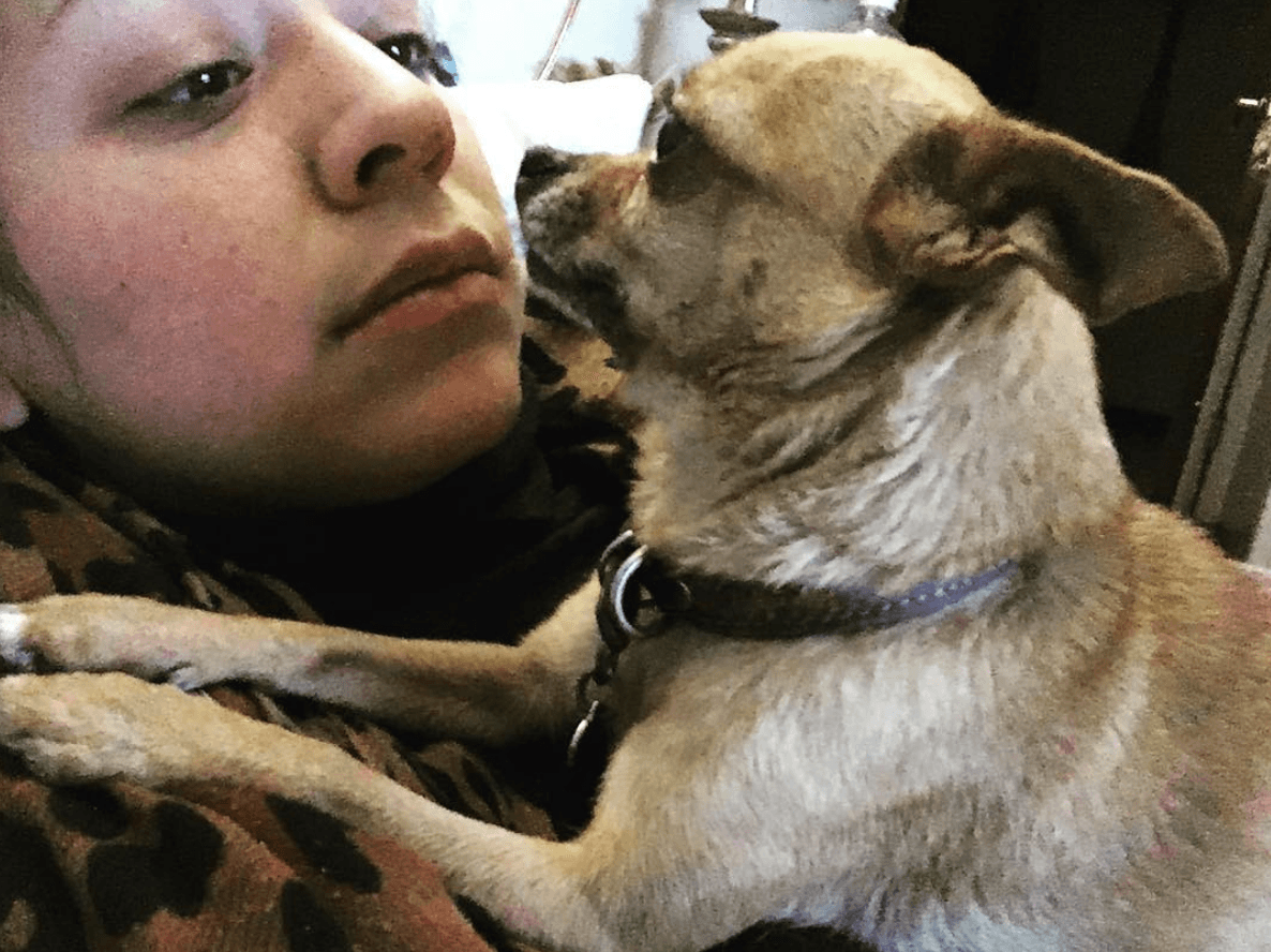 Carla se toma las mismas fotos ridículas que toman los que aman a sus mascotas. ¡Una más!